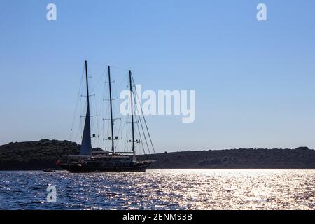 Hvar, Croazia - 2 ottobre 2011: Vista di una barca a vela di lusso vicino all'isola di Hvar in un giorno di sole Foto Stock