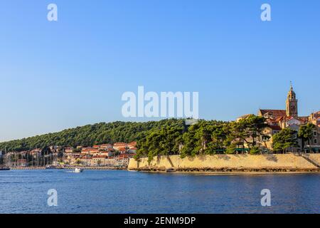 Korcula, Croazia - 4 ottobre 2011: Vista di Korcula Marina in un giorno di sole Foto Stock