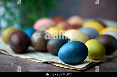 Pasqua. Sfondo di uova sfocate di colore naturale. Messa a fuoco selettiva Foto Stock