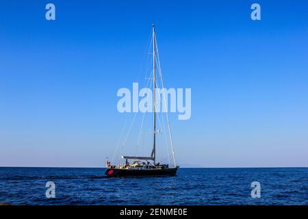 Hvar, Croazia - 3 ottobre 2011: Vista delle barche a vela vicino all'isola di Hvar in un giorno di sole Foto Stock