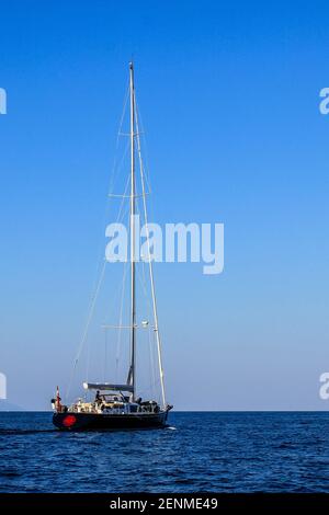 Hvar, Croazia - 3 ottobre 2011: Vista delle barche a vela vicino all'isola di Hvar in un giorno di sole Foto Stock