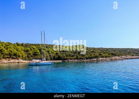 Paklinski Otoci, Croazia - 2 ottobre 2011: Vista di una barca a vela in una Cove a Paklinski Otoci, Croazia Foto Stock