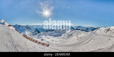 Panorama del comprensorio sciistico di Montafon in Austria con cielo blu Foto Stock