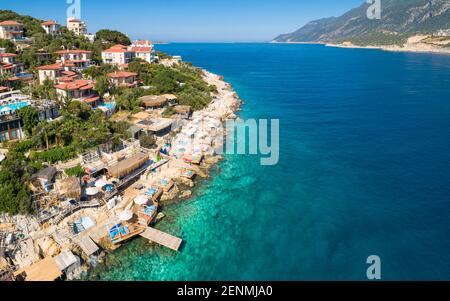 Vista aerea costiera di ville, lettini da giorno, e piattaforme balneari sulla penisola di Kaş, Kaş, Antalya, Turchia Foto Stock
