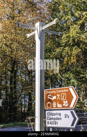 Izods Post o Izods Cross Hands risalente al 1669 eretto Westington sulla collina sopra la città di Cotswold di Chipping Campden, GLOUCESTERSHIRE REGNO UNITO Foto Stock