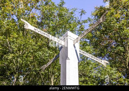 Izods Post o Izods Cross Hands risalente al 1669 eretto Westington sulla collina sopra la città di Cotswold di Chipping Campden, GLOUCESTERSHIRE REGNO UNITO Foto Stock