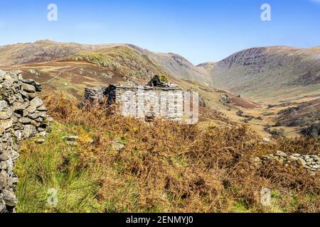 Un vecchio fienile abbandonato o bothy sulle colline accanto al Passo di Kirkstone vicino a Troutbeck, Cumbria UK Foto Stock