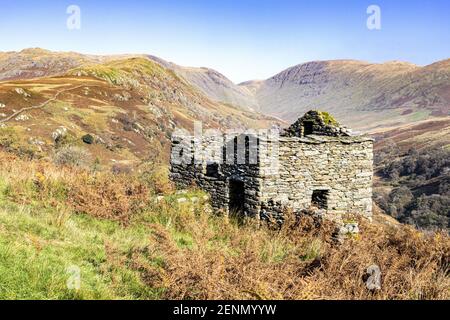 Un vecchio fienile abbandonato o bothy sulle colline accanto al Passo di Kirkstone vicino a Troutbeck, Cumbria UK Foto Stock