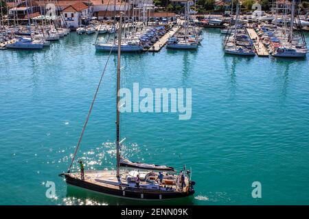 Trogir, Croazia - 1 gennaio 2000: Vista del porto di Trogir con la barca a vela in primo piano Foto Stock