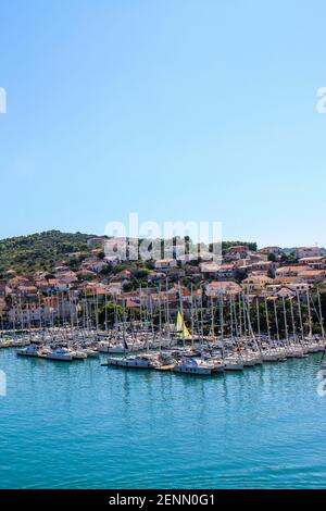 Trogir, Croazia - 1 gennaio 2000: Vista del porto di Trogir in un giorno di sole Foto Stock