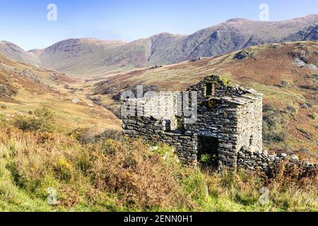 Un vecchio fienile abbandonato o bothy sulle colline accanto al Passo di Kirkstone vicino a Troutbeck, Cumbria UK Foto Stock