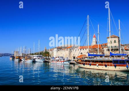 Trogir, Croazia - 1 gennaio 2000: Vista del porto di Trogir in un giorno di sole Foto Stock