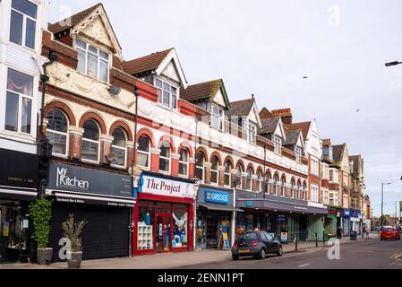 Negozi architettura in Hamlet Court Road, Westcliff on Sea, Essex, UK, che è originariamente una strada al dettaglio di epoca edoardiana. Fila di dormitori a timpano Foto Stock