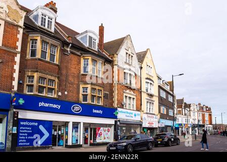 Proprietà, architettura in Hamlet Court Road, Westcliff on Sea, Essex, Regno Unito, che è originariamente una strada al dettaglio di epoca edoardiana. Avvia la chimica Foto Stock