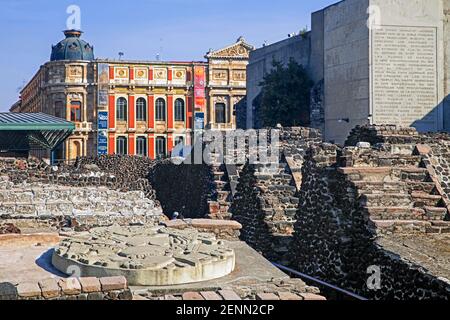 Templo Mayor / Grande Tempio, piramide costruita dagli Aztechi con disco raffigurante Coyolxauhqui smembrato nel centro storico di Città del Messico Foto Stock