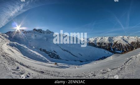 Panorama del comprensorio sciistico di Montafon in Austria con cielo blu Foto Stock