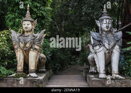 Creature mitologiche a Wat Pha Lat, Chiang mai, Thailandia. Foto Stock