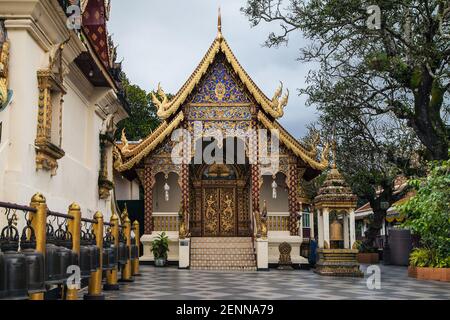 Viharn delle porte d'oro a Wat Phra che Doi Suthep a Chiang mai, Thailandia. Foto Stock