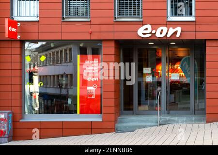 Logo di E.ON preso nella città di Siegen. E.ON è una società tedesca di servizi elettrici ed è una delle più grandi società di servizi elettrici di proprietà degli investitori al mondo Foto Stock