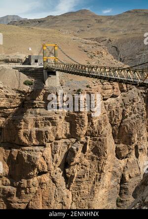 Moderno ponte sospeso su una gola profonda che collega i villaggi di Chicham e Kibber in una bella mattina vicino a Chicham, Himachal Pradesh, India. Foto Stock