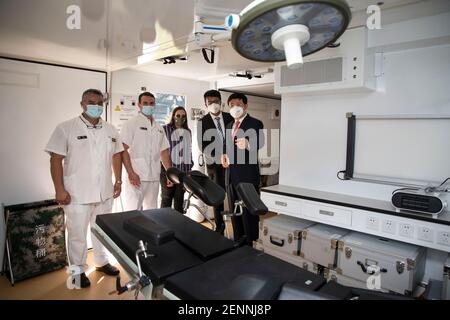 Buenos Aires, Argentina. 25 Feb 2021. Zou Xiaoli (1° R), ambasciatore cinese in Argentina, visita un ospedale mobile da campo a Buenos Aires, Argentina, 25 febbraio 2021. L'ospedale mobile da campo, composto da 13 camion e donato dalla Cina, dovrebbe rafforzare la capacità medica argentina in mezzo alla pandemia devastante. Credit: Martin Zabala/Xinhua/Alamy Live News Foto Stock