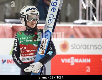 Oberstdorf, Germania. 26 Feb 2021. Sci nordico: Campionato del mondo, salto con gli sci - evento di squadra, donne, 2° turno. Juliane Seyfarth dalla Germania reagisce dopo il salto. Credit: Daniel Karmann/dpa/Alamy Live News Foto Stock