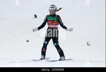 Oberstdorf, Germania. 26 Feb 2021. Sci nordico: Campionato del mondo, salto con gli sci - evento di squadra, donne, 2° turno. Juliane Seyfarth dalla Germania atterra dopo il salto. Credit: Daniel Karmann/dpa/Alamy Live News Foto Stock