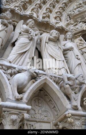 Figure e gargoyles, Cattedrale di Notre Dame, Parigi, Île-de-France, Francia Foto Stock