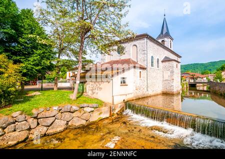 Vecchia chiesa nel villaggio, Izaut-de-Hôtel, sul fiume Job, in alta Garonna, in Occitanie, Francia Foto Stock