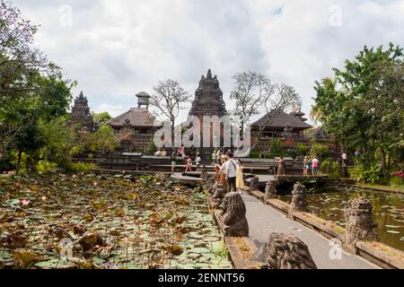 I turisti al giardino di loto presso il tempio di Saraswati (Palazzo di Ubud) in una giornata estiva nuvolosa a Bali Foto Stock