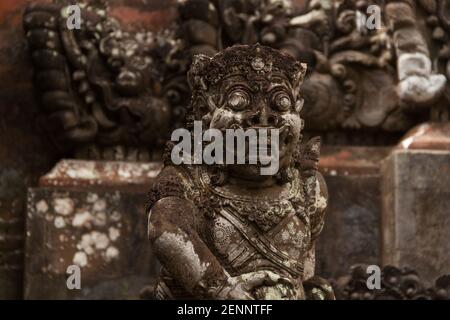 Una delle statue custode del cancello al tempio Saraswati a Ubud, Bali Foto Stock