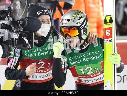 Oberstdorf, Germania. 26 Feb 2021. Sci nordico: Campionato del mondo, salto con gli sci - evento di squadra, donne, 2° turno. Nika Kriznar (l) e Spela Rogelj dalla Slovenia festeggiano dopo il salto. Credit: Daniel Karmann/dpa/Alamy Live News Foto Stock