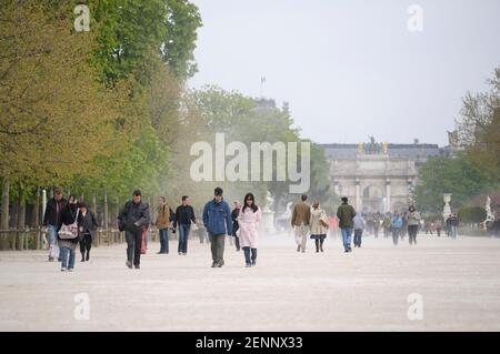 Persone lungo i Jardins des Tuileries, Parigi, Île-de-France, Francia Foto Stock