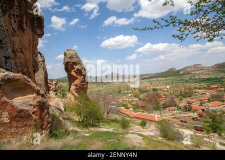 Vista panoramica dall'acropoli di Yazılıkaya, zone abitative scavate nelle rocce. Valle di Phrigia nel mezzo di Kutahya, Eskisehir, Afyon in Turchia. Foto Stock