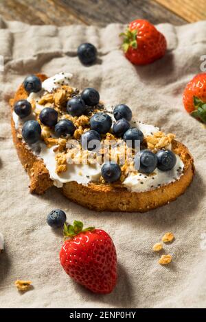 Ricotta biologica sana prima colazione toast con granola e Berries Foto Stock