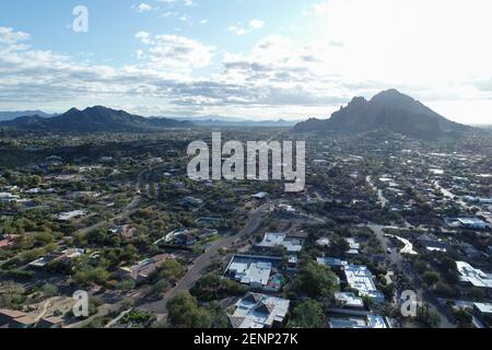 Vista aerea delle montagne dell'area di Phoenix e dei quartieri circostanti Foto Stock