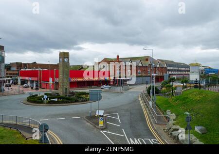 Rhyl, Denbighshire; Regno Unito: 21 febbraio 2021: Una scena generale di strada che mostra la rotonda della torre dell'orologio con le regine presto demolite e risviluppate Foto Stock