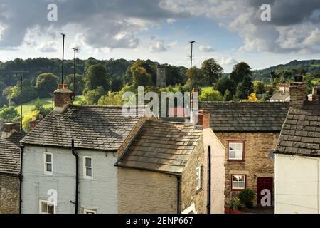 Una vista sui tetti e le strade verso la Torre di Culloden a Richmond, North Yorkshire. Foto Stock