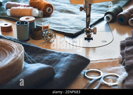 Primo piano di una macchina da cucire sullo sfondo degli accessori. Vista laterale. Foto Stock