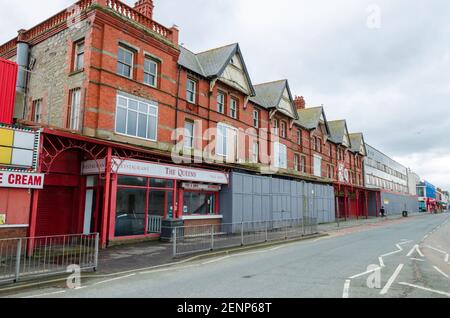 Rhyl, Denbighshire; Regno Unito: 21 febbraio 2021: Una scena generale di strada che mostra i presto demoliti e risviluppati edifici Queens. Foto Stock