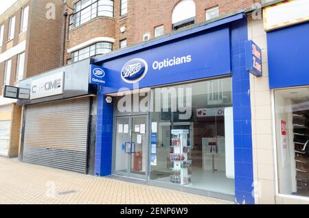 Rhyl, Denbighshire; Regno Unito: Feb 21, 2021:Boots gli ottici hanno un negozio sulla High Street a Rhyl Foto Stock