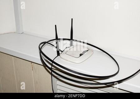 Modem con due antenne e due cavi da vicino Foto Stock