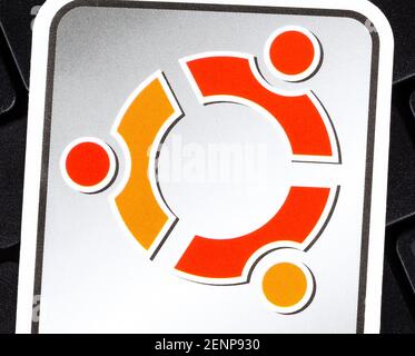 Cracovia, Małopolska, Polonia - Febbraio 2021: Ubuntu OS GNU Linux sistema operativo adesivo, logo simbolo etichetta primo piano, dettaglio. Software open source Debian Foto Stock