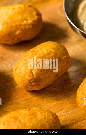 Mini cani di mais fritti fatti in casa con senape gialla Foto Stock