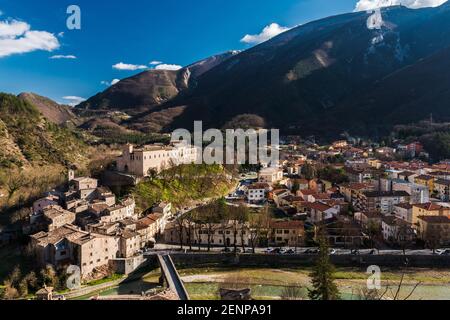 Il piccolo comune di Piobbico in provincia di Pesaro-Urbino con il Monte Nerone sullo sfondo (Marche, Italia) Foto Stock