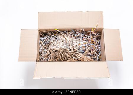 Confezione di cartone aperta con riempimento sfuso in carta riciclabile. Foto Stock