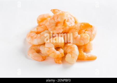 Gamberetti sbucciati su sfondo bianco. Foto Stock