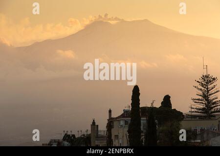 L'Etna al tramonto, visto dalla città di Taormina Foto Stock