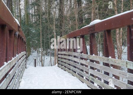 vecchio ponte di trespolo ferroviario nella neve Foto Stock