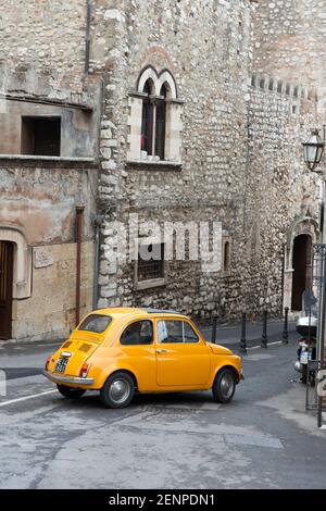 Una classica Fiat 500 sulla strada in città Di Taormina Foto Stock